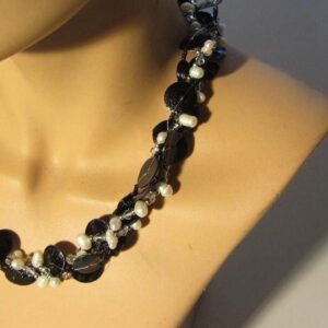 Schelpketting zwart met nuggetparel wit